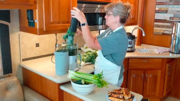 Mujer Madura Jugos Alimentos Vegetales Cocina Para Aptitud Salud — Vídeos de Stock