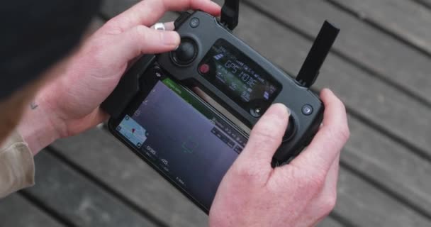 Närbild Ung Hane Använder Dji Drönare Controller För Att Flyga — Stockvideo