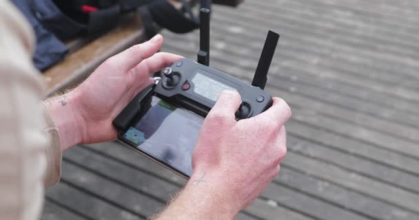 Joven Macho Utiliza Dji Drone Controlador Para Volar Drone — Vídeo de stock