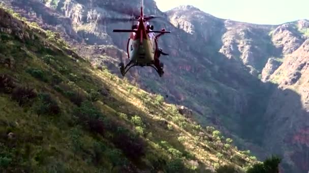 Helikoptéra přijíždí zachránit osobu na zemi