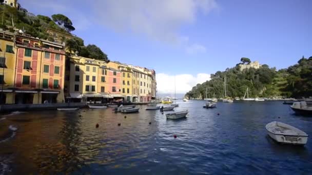 Vue Célèbre Port Baie Portofino Dans Soirée Avec Bateau Pêcheur — Video