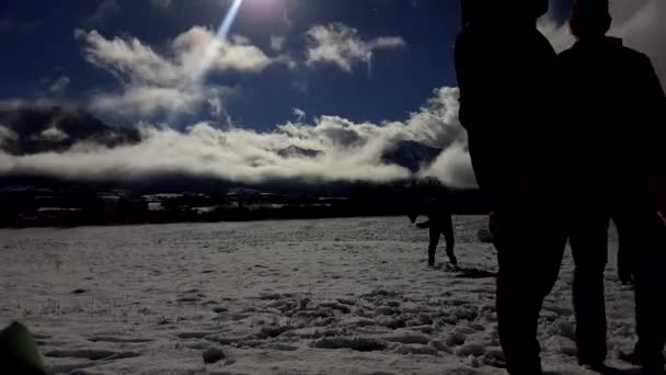 Timelapse Personer Som Spelar Snön Med Moln Rör Sig Bakgrunden — Stockvideo