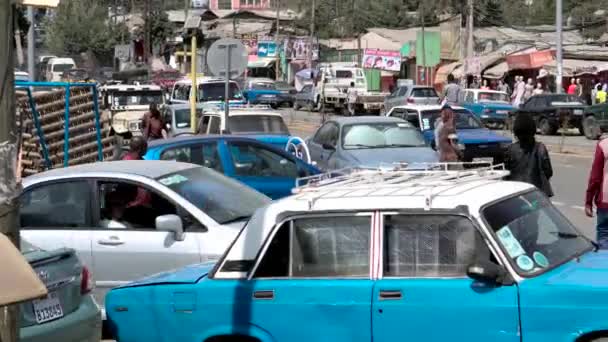 Straßen Von Addis Abeba Äthiopien Viel Befahrene Straße Mit Autos — Stockvideo