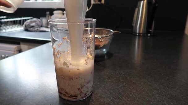 Mettre Eau Dans Une Cruche Avec Des Amandes Mélanger — Video