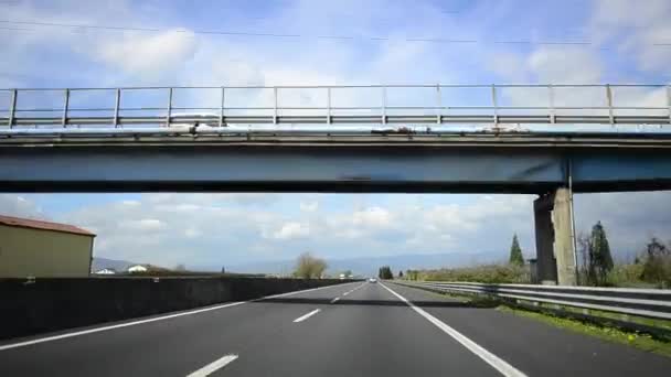意大利公路上行驶在一条笔直的公路上的汽车内的前景 — 图库视频影像