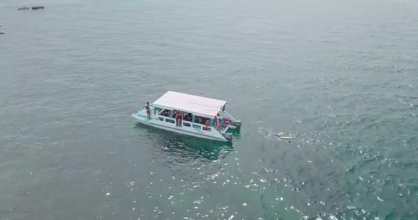载有游客潜水在珊瑚礁现场的一艘船的无人机图像 — 图库视频影像