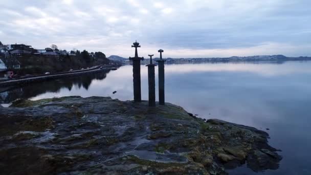 Filmati Aerei Sorvolano Monumento Sverd Fjell Swords Rock Con Gabbiano — Video Stock