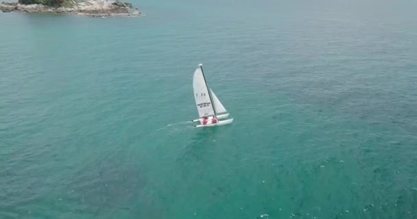 Drone Vista Aérea Velero Deslizándose Mar Abierto — Vídeo de stock