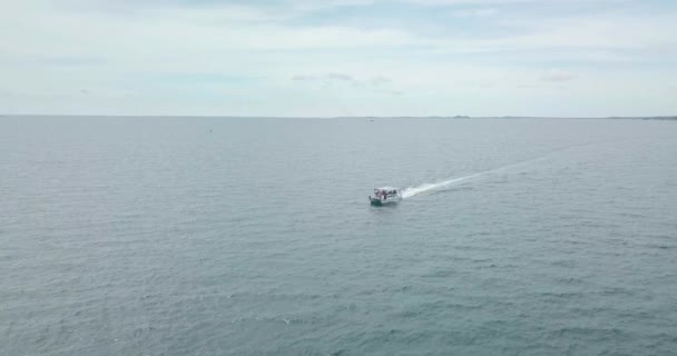 Drone Antenn Utsikt Över Båt Närmar Sig Stranden Efter Dykning — Stockvideo