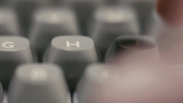 Typing Retro Old Fashioned Typewriter Closeup Profile Shot — 비디오
