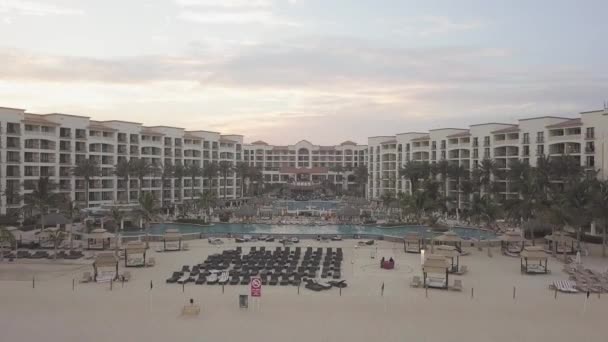 Zvětšit Hotelového Resortu Oceánu Odhalit Hory — Stock video