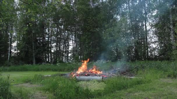 Filmaufnahmen Von Der Explosion Des Mittsommerfeuers — Stockvideo