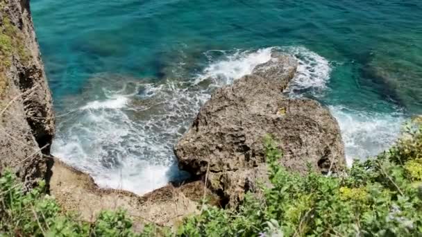 Hullámok Zuhannak Sziklára Korallok Felett Cape Manzamo Ban Felhők Borítják — Stock videók