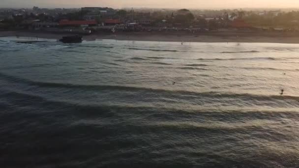 Sunset Fly Przez Batu Bolong Beach — Wideo stockowe