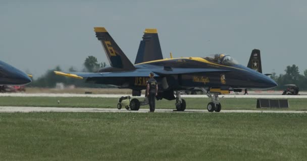 Blue Angel Διέρχεται Προ Της Πτήσης Δοκιμή Προσωπικό Εδάφους — Αρχείο Βίντεο