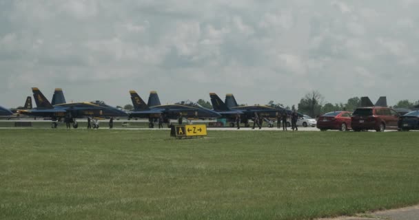 Pilotos Blue Angel Caminando Los Aviones Preparándose Para Espectáculo Aéreo — Vídeos de Stock