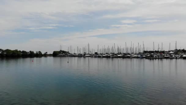 Zboară Deasupra Apei Uitându Port Barca — Videoclip de stoc