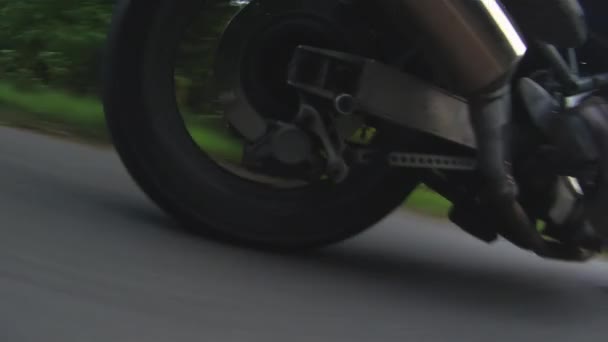 疯狂的相机绕着摩托车在高速公路上飞驰 照相机从轮子上移动几英寸 然后在自行车上向上移动 — 图库视频影像