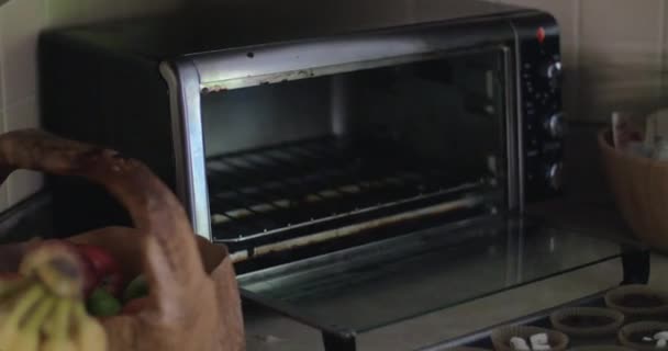 Cupcakes Plaatsen Met Marshmallows Oven — Stockvideo