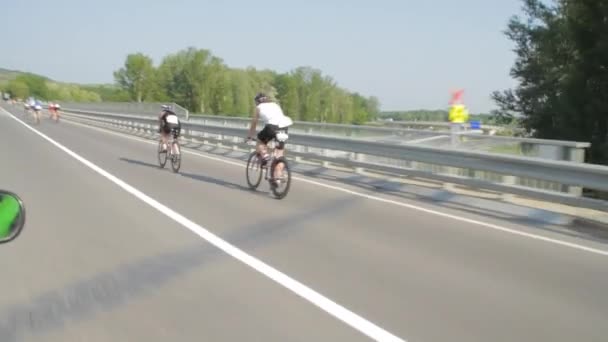 Závod Ironman v Rakousku. Toto je cyklistická část soutěže. Každý rok IRONMAN Rakousko-Krnten přitahuje 3000 sportovců z více než 60 zemí soutěžit v dokonalé triatlonové krajině