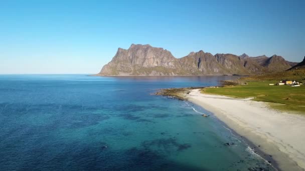 Playa Arena Blanca Aguas Cristalinas Rodeadas Montañas Playa Uttakleiv Islas — Vídeo de stock