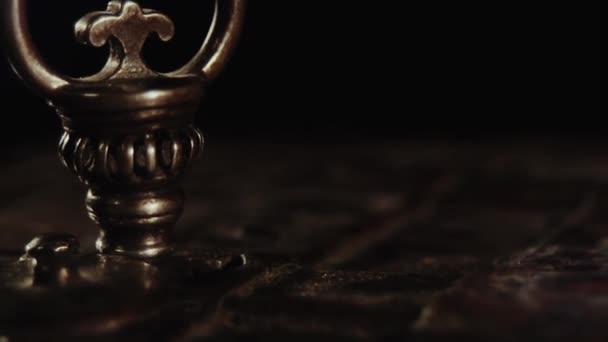 ターンテーブルのアンティーク ターンテーブル上の珍しい 美しく貴重なアンティーク — ストック動画