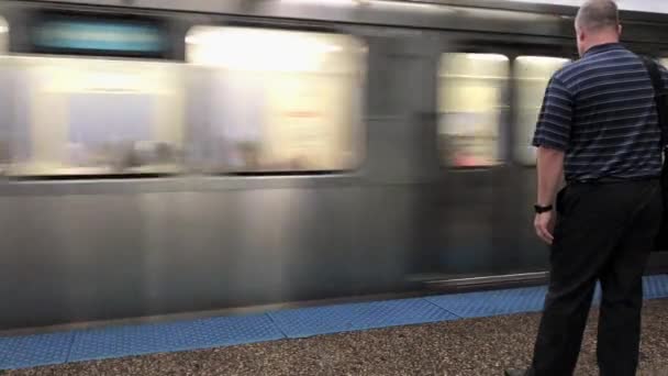 Chicago Cta Blue Line Jefferson Park Station Sotto Pioggia Colore — Video Stock