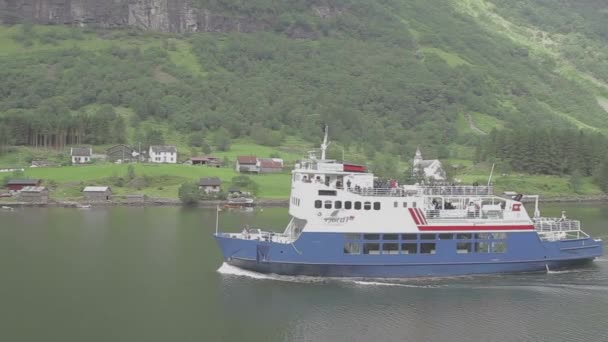 Mooie Fjord Noorwegen Ferry Boat Seagulls Tracking Shot Log — Stockvideo