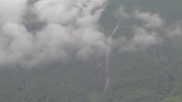 Piękny Fiord Norwegii Lone Cloud Parallaxing Mountain Tracking Shot Log — Wideo stockowe