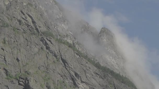 Piękny Fiord Norwegia Misty Rocky Ridge Tracking Shot Dziennik — Wideo stockowe