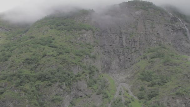 Vackra Fjord Norge Moln Berget Top Spårning Skott Log — Stockvideo