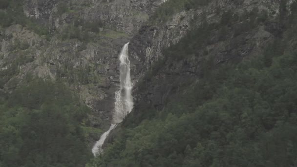 Hermoso Fiordo Noruega Pan Abajo Dulce Cascada Tracking Shot Log — Vídeos de Stock