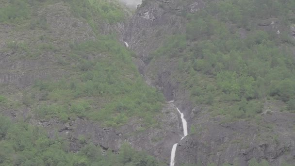 Bellissimo Fiordo Norvegia Pan Waterfall Tracking Shot Log — Video Stock
