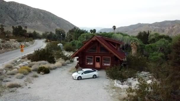 An Airbnb rental cabin near an oasis in Whitewater Preserve near Palm Springs, California. — Stock Footage Airbnb Rental Cabin Oasis Whitewater Preserve Palm Springs California Stock Video