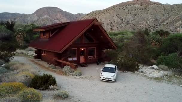 Slow Pull back of an Airbnb rental cabin near an oasis in Whitewater Preserve near Palm Springs, California. — Stock Footage Slow Pull Back Airbnb Rental Cabin Oasis Whitewater Preserve Palm Stock Video