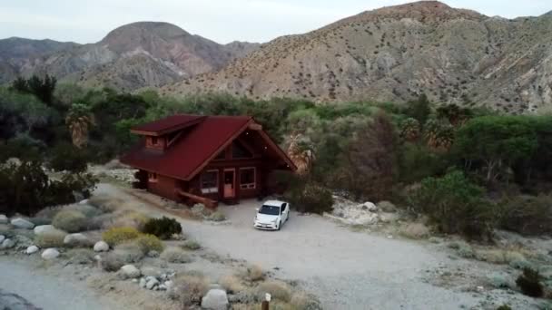 Tilbaketrekking Utleiehytte Airbnb Nær Oase Whitewater Preserve Nær Palm Springs – stockvideo