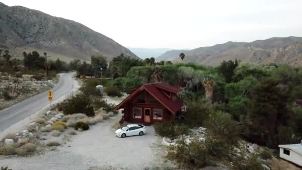 캘리포니아 팜스프링스 근처에 화이트 보호구역의한 오아시스 근처에 있는에어 주택을 봅시다 — 비디오