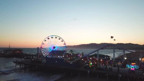 Eine Schwebende Aufnahme Des Santa Monica Pier Vor Einem Farbenfrohen — Stockvideo