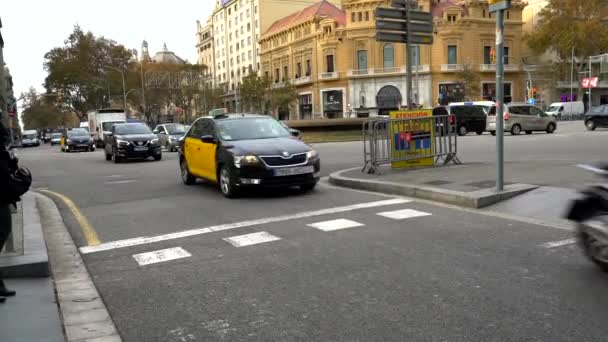 Ταξί Και Κυκλοφορία Αυτοκινήτων Κοντά Στα Σπίτια Γκαουντί Στη Βαρκελώνη — Αρχείο Βίντεο