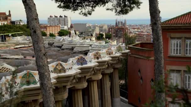 Gaudi Bänkar Park Guell Har Utsikt Över Sagrada Familia Barcelona — Stockvideo