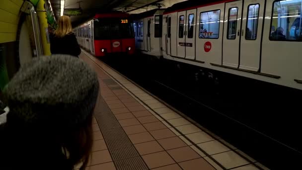 Egy Metró Érkezik Barcelonába Spanyolországba Lassított Felvétel — Stock videók