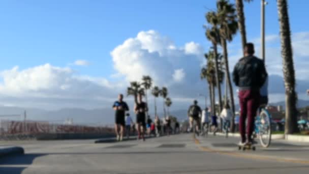 Nieostre Rozmyte Ujęcia Biegaczy Rowerów Deskorolki Plaży Santa Monica Kalifornia — Wideo stockowe