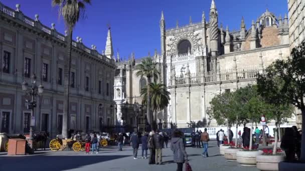 Egy Forgalmas Tér Sevillai Katedrális Előtt Spanyolországban — Stock videók