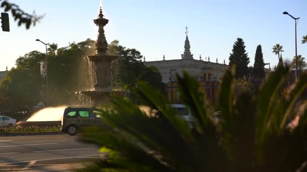 Una Fuente Dorada Retroiluminada Cerca Plaza España Sevilla España — Vídeo de stock