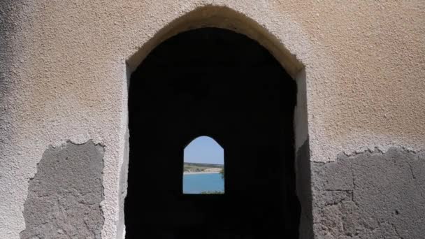 キプロスのAyiaナパの海岸にある古い教会の石造りのアーチ型の戸口 — ストック動画