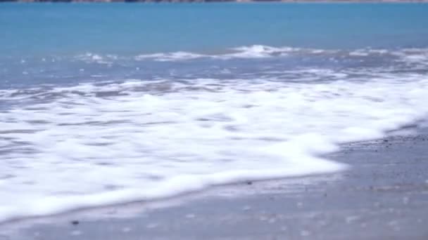 Vista Cercana Del Ángulo Bajo Las Olas Playa Rodando Tierra — Vídeos de Stock