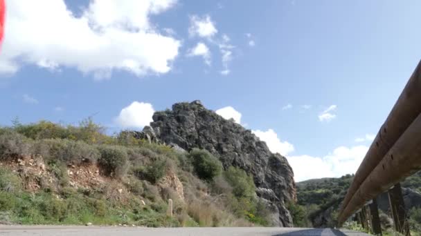 Bajo Ángulo Tiro Como Mujer Camina Por Sendero Montaña Mientras — Vídeo de stock