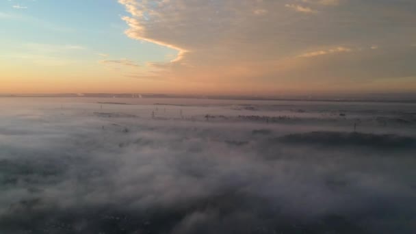 Nad Niskimi Chmurami Wschód Słońca Pylonami Wychodzącymi Mgły — Wideo stockowe
