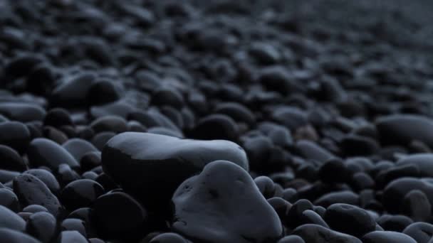Zlanda Siyah Çakıl Taşları Raynisdrangar — Stok video