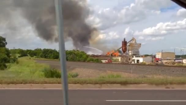 Sebuah Pabrik Besar Api Dan Truk Pemadam Kebakaran — Stok Video